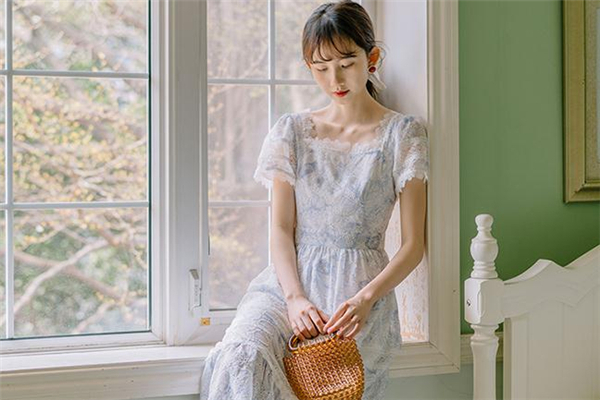 肩宽适合方领连衣裙吗,方领连衣裙里面可以穿什么 肩宽适合方领连衣裙吗,方领连衣裙里面可以穿什么