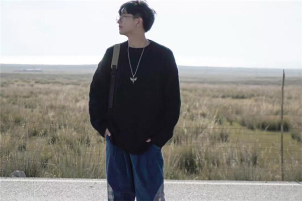 牛仔裤配什么毛衣好看男士,牛仔衣服配什么裤子好看男生