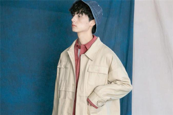 卡其色外套搭配衬衫,卡其色外套配什么衬衫