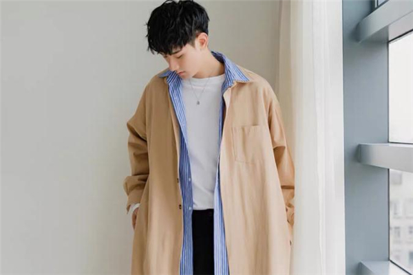 风衣叠穿衣服搭配,男生风衣怎么搭配好看图片