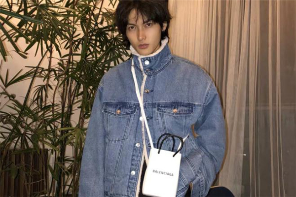 牛仔外套搭配什么包合适,牛仔衣配什么包包好看