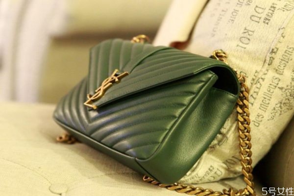 墨绿色的包包怎么搭配衣服,墨绿色包包百搭吗 墨绿色的包包怎么搭配衣服,墨绿色包包百搭吗