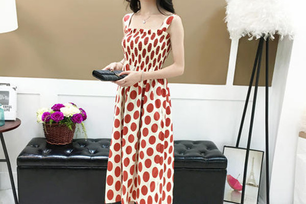 波点连衣裙穿搭技巧,波点连衣裙怎么搭配