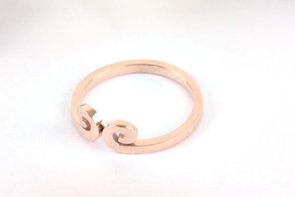 18k玫瑰金会掉色吗,玫瑰金会掉色吗?