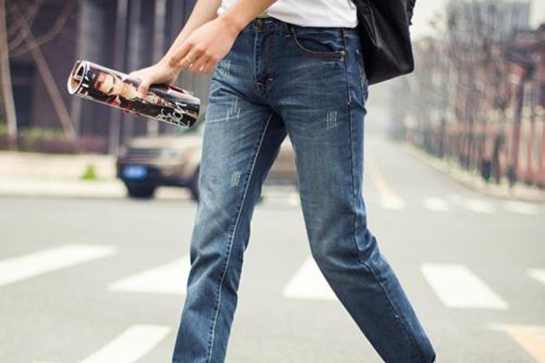 男生直筒牛仔裤怎么搭配鞋子,男生直筒牛仔裤怎么搭配好看