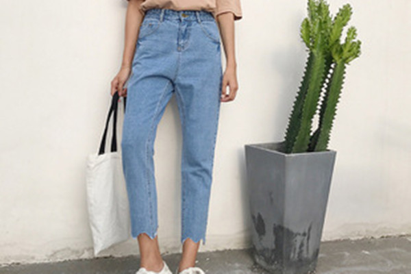 直筒牛仔裤搭配什么上衣好看,直筒牛仔裤配什么上衣图片女 直筒牛仔裤搭配什么上衣好看,直筒牛仔裤配什么上衣图片女