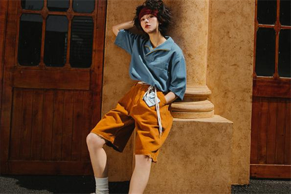 橘色短裤搭配什么颜色上衣,橘色外套搭配什么颜色裤子