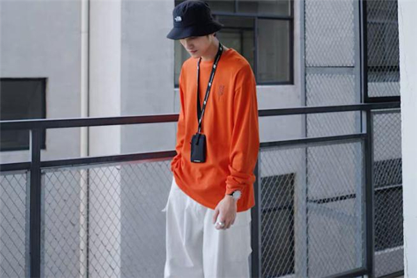 白色的阔腿裤配什么颜色上衣,白色阔腿裤穿衣搭配图片