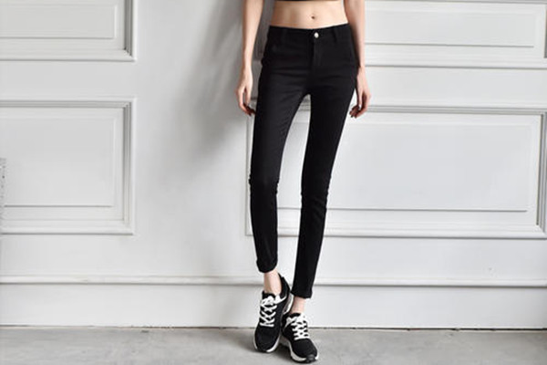 黑色牛仔裤配什么鞋好看男生,黑色牛仔裤配什么鞋好看?