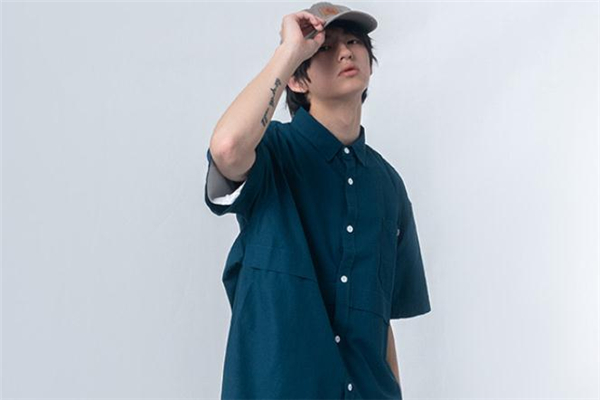 棒球服和帽衫搭配,棒球服搭配什么帽子