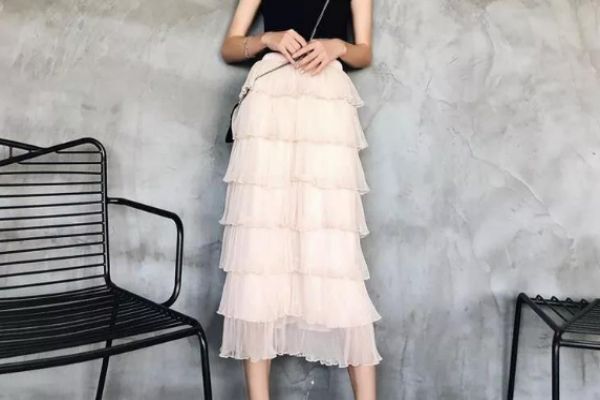 蛋糕裙怎么穿好看,蛋糕裙配什么上衣好看