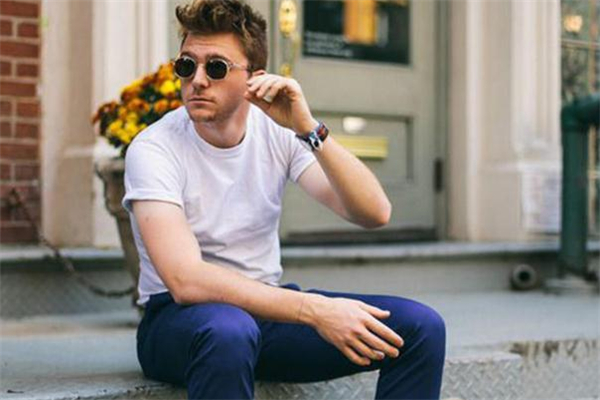 男生夏天穿白色好看还是黑t,男生夏天穿白色T恤扎进裤子里面吗?