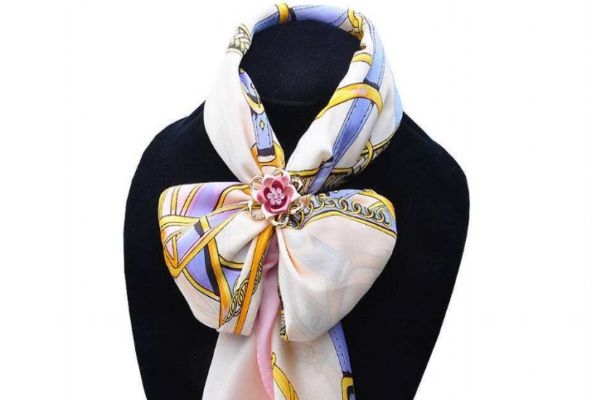 怎样围丝巾好看,丝巾扣怎么别丝巾