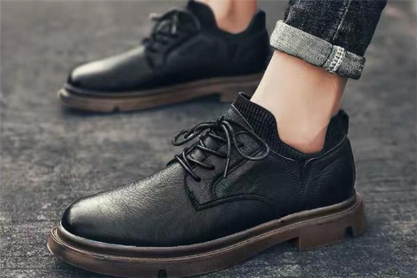 男士穿什么颜色皮鞋好看点,男士皮鞋什么颜色百搭