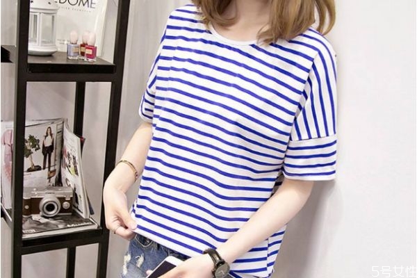 蓝白条纹t恤搭配什么裤子,蓝白条纹衬衫怎么搭配外套