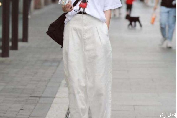 白色裤子如何搭配上衣,白裤子可以搭配什么颜色上衣