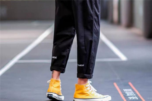 黑裤子搭配黄色鞋子,黄色鞋子配黑色裤子
