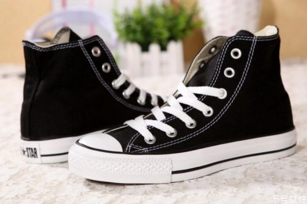 冬天适合穿匡威吗,夏天穿高帮匡威热吗