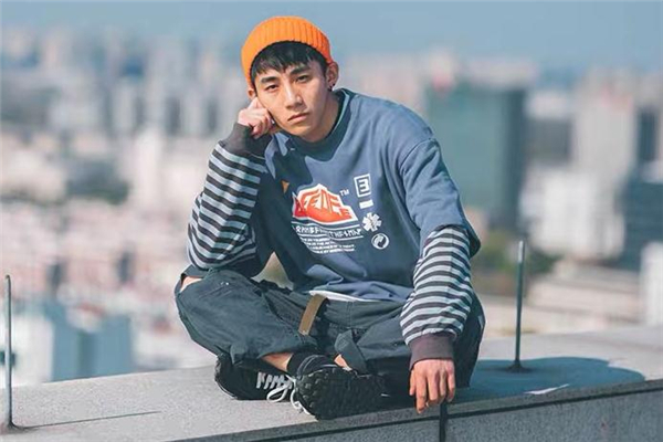 卫衣假两件搭配外套,假两件套卫衣搭配什么