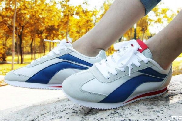 阿甘鞋和贝壳鞋哪个好看女生,阿甘鞋和贝壳头哪个好穿 阿甘鞋和贝壳鞋哪个好看女生,阿甘鞋和贝壳头哪个好穿