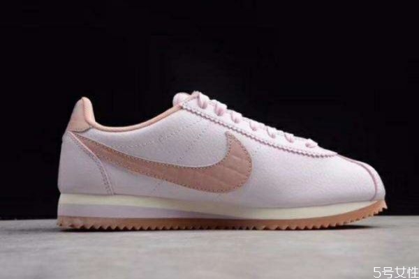 阿甘鞋配什么裤子好看男,耐克阿甘鞋配什么裤子好看