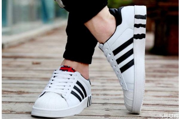 贝壳鞋配什么裤子好看女,贝壳鞋搭配什么裤子