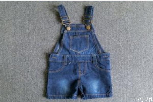 牛仔背带裤配什么上衣好看,蓝色牛仔背带裤怎么搭配上衣