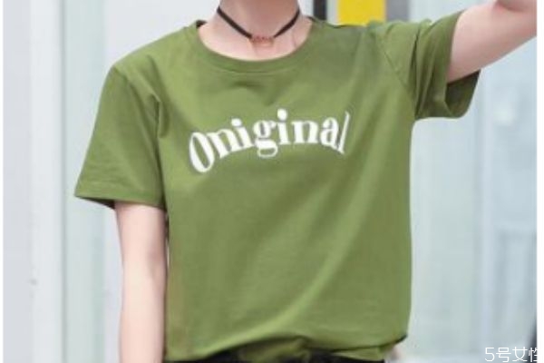 浅绿色上衣怎么配什么裤子,浅绿色的上衣配什么颜色的裤子好看