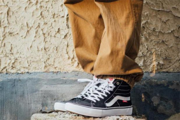 高帮vans配什么裤子,牛仔裤配vans高帮