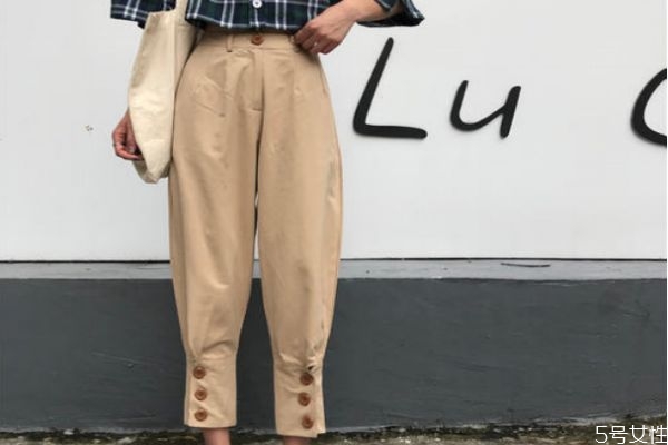 萝卜裤搭配什么衣服,萝卜裤配什么上衣好看