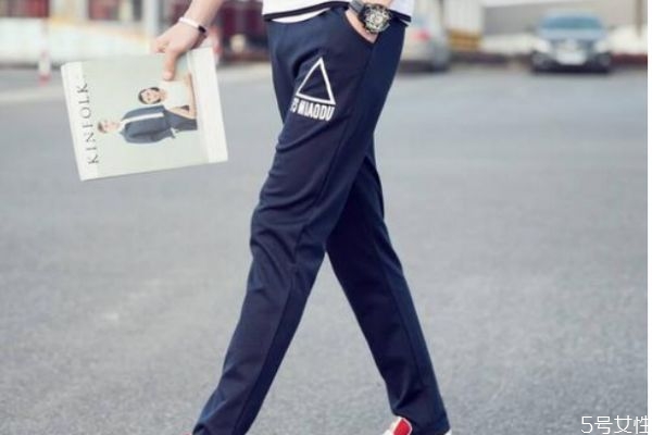 男士卫裤搭配什么上衣,男士休闲卫裤怎么搭配