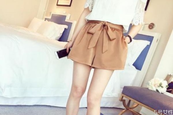 短裤如何搭配上衣,超短上衣搭配什么裤子或者裙子