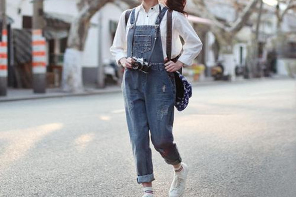 背带牛仔裤搭配什么样的外套合适,牛仔背带裤配什么外套好看图片