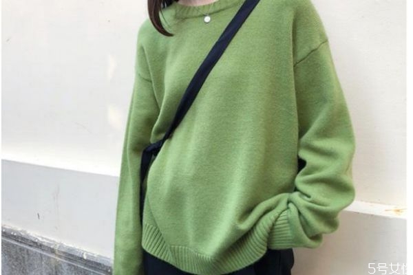 绿色衣服配什么颜色裤子好看,绿色裤子配什么颜色好看