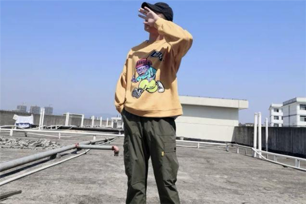 绿色裤子配什么颜色好看,男生红色衣服配什么颜色裤子