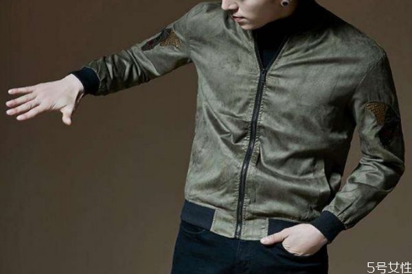 男士棒球服怎么搭配衣服好看,男生棒球服内搭什么最好看