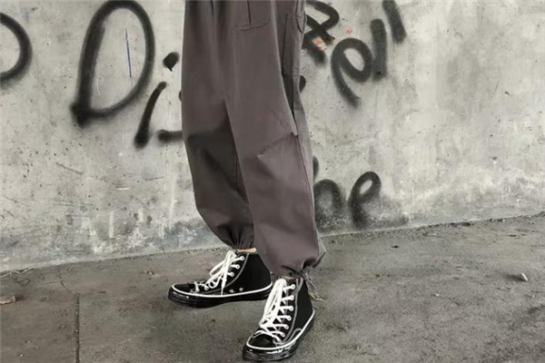 束脚裤什么颜色好看,束脚裤配什么颜色的上衣