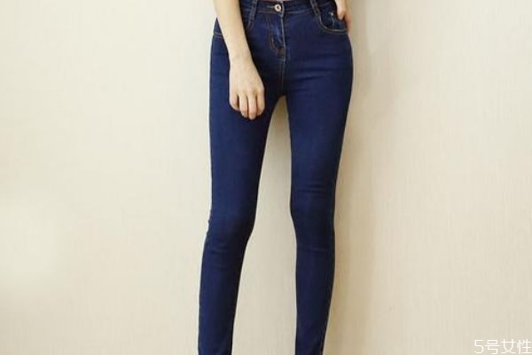 紧腿裤怎么搭配好看,紧身裤怎么搭配好看