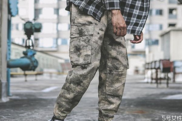 工装裤配什么上衣好看图片女士,哪个牌子工装裤好看质量又好 工装裤配什么上衣好看图片女士,哪个牌子工装裤好看质量又好