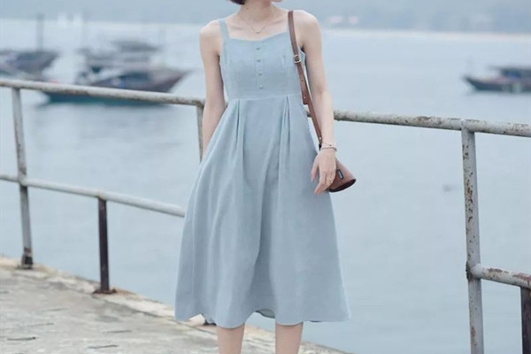 黑色背心裙怎么搭配外套,背心裙怎么搭配外套