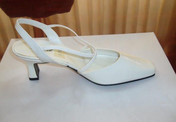 鞋的味道很大怎么办,鞋味大是怎么回事