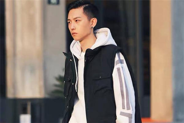 黑色马甲搭配卫衣图片,黑色马甲搭配卫衣图片女