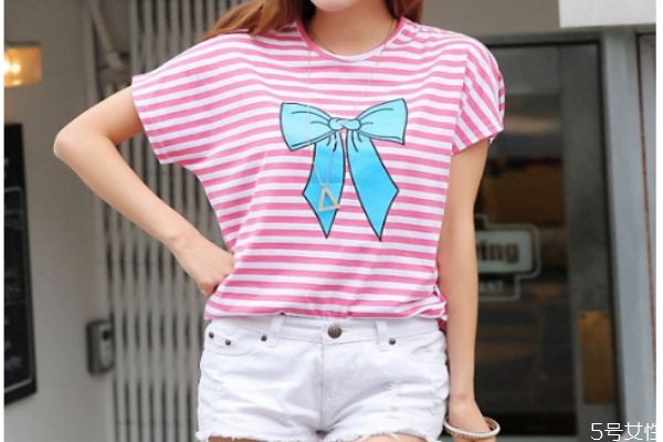 粉色短袖配什么外套,粉色短袖怎么搭配下身