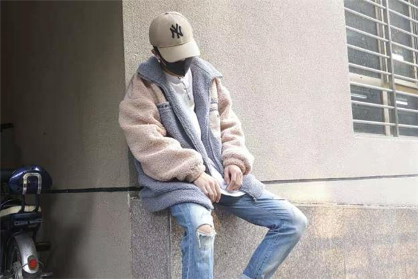 羊羔毛外套搭配帽子,毛呢大衣配棒球帽