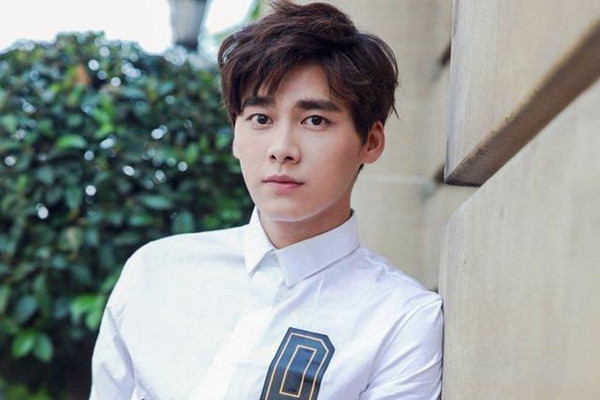 白衬衫穿什么外套男生,男生白衬衫怎么穿 白衬衫穿什么外套男生,男生白衬衫怎么穿