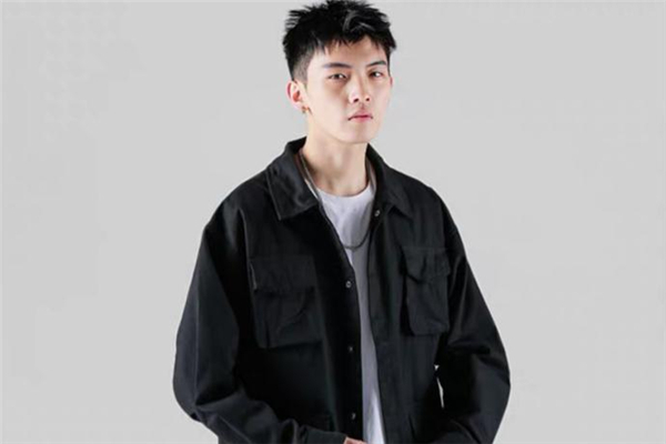 黑色的工装外套怎么搭配,黑色男士工装外套配什么内搭