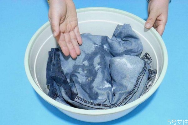 怎么减少牛仔裤的掉色,牛仔裤怎么洗不掉色最有效的方法 怎么减少牛仔裤的掉色,牛仔裤怎么洗不掉色最有效的方法