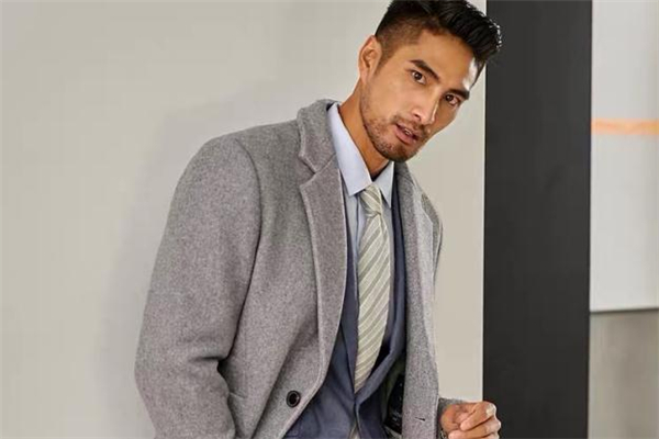 男生灰色大衣配什么颜色的内搭最好看,男生浅灰色大衣配什么内搭