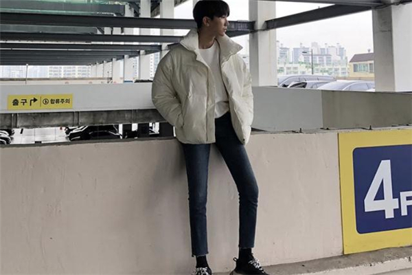男生白羽绒服里面搭配什么颜色,男白色羽绒服怎么搭配衣服