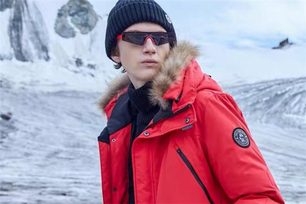 男生红色羽绒服怎么搭配好看,男红色羽绒服里面配什么颜色